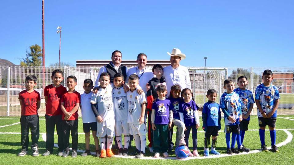 Niños de Sahuaripa reciben por parte del Gobernador cancha de futbol infantil